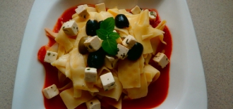 Těstoviny  rajčatová passata kozí sýr a olivy