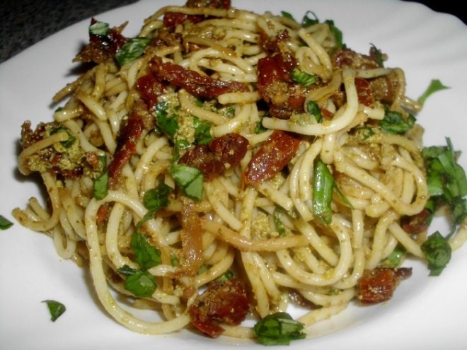 Špagety s bazalkovým pestem
