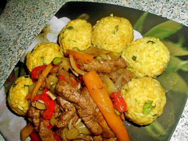Vepřové nudličky se zeleninou a rýžové kari knedlíčky s koriandrem