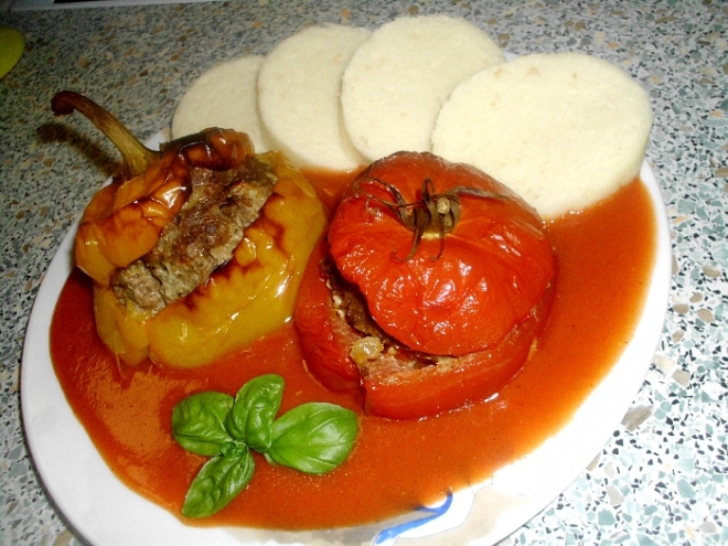 Plněné papriky a rajčata s rajskou omáčkou