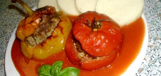 Plněné papriky a rajčata s rajskou omáčkou