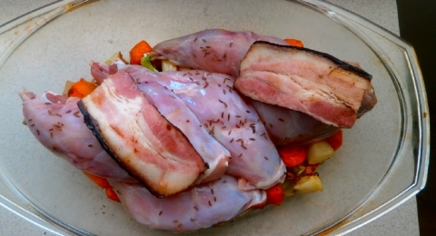 Králík na kořenové zelenině  - krok 1