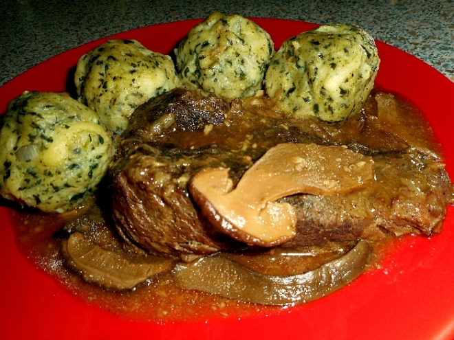 Pečené hovězí maso se špenátovo-bramborovými knedlíčky