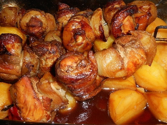 Kuřecí v bůčku na jehlách s bramborem pečené