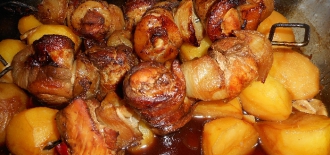 Kuřecí v bůčku na jehlách s bramborem pečené