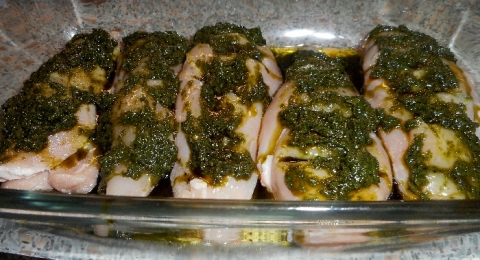 Pečená kuřecí prsa v pestu s rajčaty a mozzarellou - krok 1