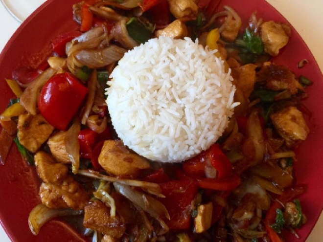 Kureci stir fry s cerstvou zeleninou a basmati ryzi 