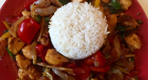 Kureci stir fry s cerstvou zeleninou a basmati ryzi  - krok 4