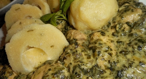 Kuřecí maso se špenátem, koriandrem a bramborovými knedlíčky s mozzarellou - krok 1