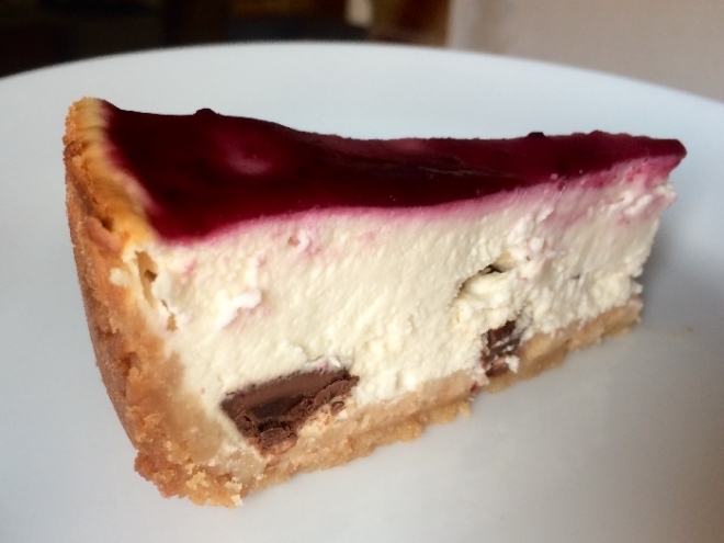 Tvarohový cheesecake s kúskami horkej čokolády 