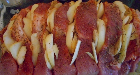  Pečené maso s kořením tandoori a pepřem, prokládané česnekem, zázvorem a jablky - krok 1