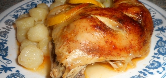 Pečené kuře na másle s citronem a rozmarýnem, bramborové nočky