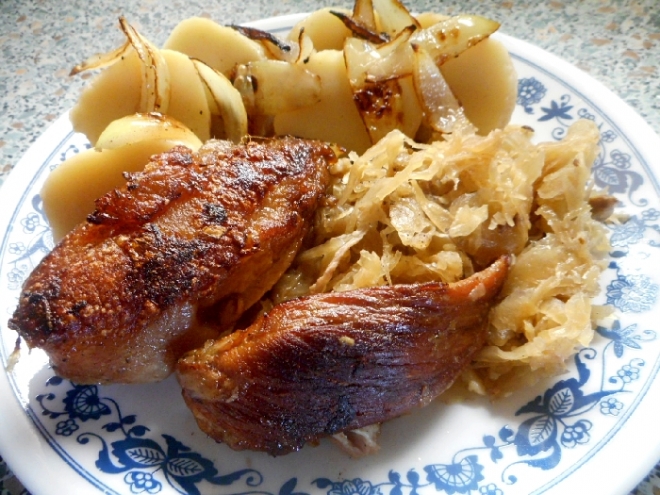 Pečené česnekové koleno, kysané zelí, bramborový knedlík