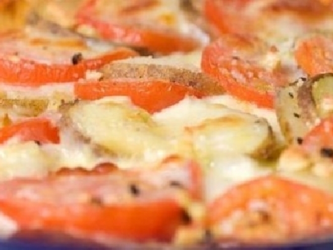 Zemiaky zapečené s paradajkami a mozzarellou